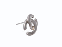 Load image into Gallery viewer, 極美品 CHANEL シャネル ココマーク ピアス 両耳 アクセサリー 01A刻印 メタル シルバー 3.0g 中古 4b005030
