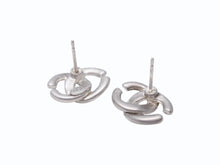 Load image into Gallery viewer, 極美品 CHANEL シャネル ココマーク ピアス 両耳 アクセサリー 01A刻印 メタル シルバー 3.0g 中古 4b005030