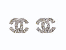 Load image into Gallery viewer, CHANEL シャネル ココマーク ピアス 重量約3.4g 03A刻印 ラインストーン メタル シルバー クリア 両耳用 美品 中古 4b005031