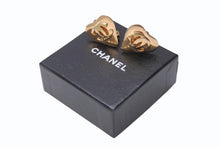 Load image into Gallery viewer, CHANEL シャネル ココマーク ハート イヤリング 両耳 アクセサリー 93P刻印 18g GP ゴールド 中古 44b005032