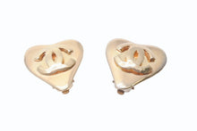 Load image into Gallery viewer, CHANEL シャネル ココマーク ハート イヤリング 両耳 アクセサリー 93P刻印 18g GP ゴールド 中古 44b005032