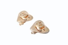 Load image into Gallery viewer, CHANEL シャネル ココマーク ハート イヤリング 両耳 アクセサリー 93P刻印 18g GP ゴールド 中古 44b005032