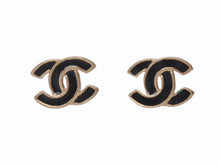 Load image into Gallery viewer, 極美品 CHANEL シャネル ココマーク ピアス 両耳 アクセサリー 02A刻印 4.1g GP ブラック ゴールドフレーム 中古 4b005033