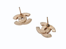 Load image into Gallery viewer, 極美品 CHANEL シャネル ココマーク ピアス 両耳 アクセサリー 02A刻印 4.1g GP ブラック ゴールドフレーム 中古 4b005033