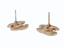 Load image into Gallery viewer, 極美品 CHANEL シャネル ココマーク ピアス 両耳 アクセサリー 02A刻印 4.1g GP ブラック ゴールドフレーム 中古 4b005033