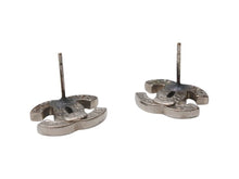 Load image into Gallery viewer, CHANEL シャネル ココマーク ピアス 重量約3.5g 09V刻印 ラインストーン メタル シルバー クリア 両耳用 良品 中古 4b005034