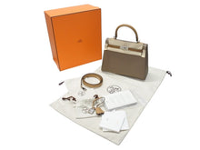 Load image into Gallery viewer, 未使用 HERMES エルメス KELLY ケリートリコロール25 外縫い 2WAYハンドバッグ ヴォーエプソン トープ アルザン ビスキュイ シルバー金具 U刻印 中古 4b005109