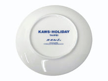 Load image into Gallery viewer, 新品未使用 KWAS カウズ KAWS HOLIDAY TAIPEI カウズホリデイ 台北 4枚セット 総柄 皿 ブルー ホワイト 中古 4b005113