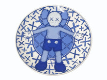 Load image into Gallery viewer, 新品未使用 KWAS カウズ KAWS HOLIDAY TAIPEI カウズホリデイ 台北 4枚セット 総柄 皿 ブルー ホワイト 中古 4b005113