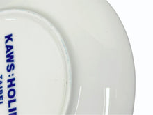 Load image into Gallery viewer, 新品未使用 KWAS カウズ KAWS HOLIDAY TAIPEI カウズホリデイ 台北 4枚セット 総柄 皿 ブルー ホワイト 中古 4b005113