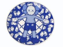 Load image into Gallery viewer, 新品未使用 KWAS カウズ KAWS HOLIDAY TAIPEI カウズホリデイ 台北 4枚セット 総柄 皿 ブルー ホワイト 中古 4b005113