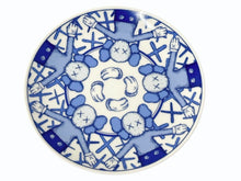 Load image into Gallery viewer, 新品未使用 KWAS カウズ KAWS HOLIDAY TAIPEI カウズホリデイ 台北 4枚セット 総柄 皿 ブルー ホワイト 中古 4b005113