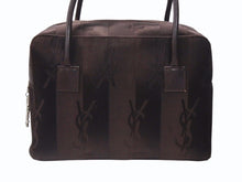 Load image into Gallery viewer, YVES SAINT LAURENT イヴサンローラン オールド ハンドバッグ 総ロゴ柄 ナイロン ブラック ブラウン シルバー金具 美品 中古 4b005132