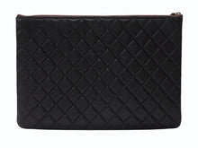 Load image into Gallery viewer, CHANEL シャネル クラッチバッグ ポーチ マトラッセ キルティング 20番台 A82045 レザー ブラック 美品 中古 4b005152