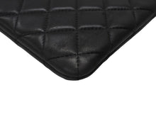 Load image into Gallery viewer, CHANEL シャネル クラッチバッグ ポーチ マトラッセ キルティング 20番台 A82045 レザー ブラック 美品 中古 4b005152