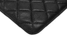Load image into Gallery viewer, CHANEL シャネル クラッチバッグ ポーチ マトラッセ キルティング 20番台 A82045 レザー ブラック 美品 中古 4b005152