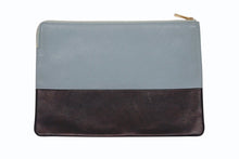 画像をギャラリービューアに読み込む, CELINE セリーヌ クラッチバッグ ミニバッグ イタリア製 レザー ブルー ブラック ゴールド金具 美品 中古 4b005153