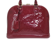 Load image into Gallery viewer, LOUIS VUITTON ルイヴィトン モノグラム ヴェルニ アルマPM ハンドバッグ パテント M90096 レッド系 ロゴ ゴールド金具 美品 中古 4b005156
