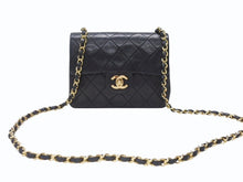 Load image into Gallery viewer, CHANEL シャネル ミニマトラッセ17 Sフラップ Sチェーンショルダーバッグ 0番台 ラムスキン ココマーク ブラック 美品 中古 4b005163