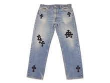 Load image into Gallery viewer, 新品未使用 CHROME HEARTS クロムハーツ × LEVI'S リーバイス セメタリークロスパッチ デニムパンツ ジーンズ サイズ36 ブルー 中古 4b005237