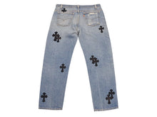 Load image into Gallery viewer, 新品未使用 CHROME HEARTS クロムハーツ × LEVI'S リーバイス セメタリークロスパッチ デニムパンツ ジーンズ サイズ36 ブルー 中古 4b005237