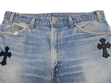 Load image into Gallery viewer, 新品未使用 CHROME HEARTS クロムハーツ × LEVI'S リーバイス セメタリークロスパッチ デニムパンツ ジーンズ サイズ36 ブルー 中古 4b005237