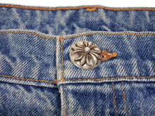 Load image into Gallery viewer, 新品未使用 CHROME HEARTS クロムハーツ × LEVI'S リーバイス セメタリークロスパッチ デニムパンツ ジーンズ サイズ36 ブルー 中古 4b005237