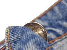 Load image into Gallery viewer, 新品未使用 CHROME HEARTS クロムハーツ × LEVI'S リーバイス セメタリークロスパッチ デニムパンツ ジーンズ サイズ36 ブルー 中古 4b005237