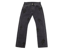 Load image into Gallery viewer, 極美品 CHROME HEARTS クロムハーツ × LEVI'S リーバイス セメタリークロスパッチ デニムパンツ ジーンズ サイズ28 ブラック 20パッチ 中古 4b005238