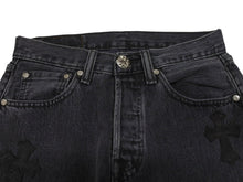 Load image into Gallery viewer, 極美品 CHROME HEARTS クロムハーツ × LEVI'S リーバイス セメタリークロスパッチ デニムパンツ ジーンズ サイズ28 ブラック 20パッチ 中古 4b005238