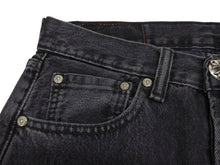 Load image into Gallery viewer, 極美品 CHROME HEARTS クロムハーツ × LEVI'S リーバイス セメタリークロスパッチ デニムパンツ ジーンズ サイズ28 ブラック 20パッチ 中古 4b005238