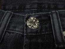 Load image into Gallery viewer, 極美品 CHROME HEARTS クロムハーツ × LEVI'S リーバイス セメタリークロスパッチ デニムパンツ ジーンズ サイズ28 ブラック 20パッチ 中古 4b005238