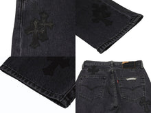 Load image into Gallery viewer, 極美品 CHROME HEARTS クロムハーツ × LEVI'S リーバイス セメタリークロスパッチ デニムパンツ ジーンズ サイズ28 ブラック 20パッチ 中古 4b005238