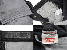 Load image into Gallery viewer, 極美品 CHROME HEARTS クロムハーツ × LEVI'S リーバイス セメタリークロスパッチ デニムパンツ ジーンズ サイズ28 ブラック 20パッチ 中古 4b005238