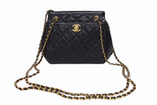 Load image into Gallery viewer, CHANEL シャネル Wチェーンショルダーバッグ 4番台 ココマーク ラムスキン ブラック ターンロックチャーム ゴールド金具 美品 中古 4b005258s