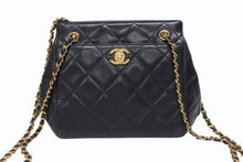 Load image into Gallery viewer, CHANEL シャネル Wチェーンショルダーバッグ 4番台 ココマーク ラムスキン ブラック ターンロックチャーム ゴールド金具 美品 中古 4b005258s