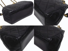 Load image into Gallery viewer, CHANEL シャネル Wチェーンショルダーバッグ 4番台 ココマーク ラムスキン ブラック ターンロックチャーム ゴールド金具 美品 中古 4b005258s
