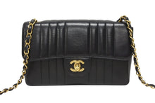 Load image into Gallery viewer, 極美品 CHANEL シャネル マドモアゼル22 Sフラップ Sチェーンショルダーバッグ 2番台 ココマーク ラムスキン ブラック 中古 4b005267