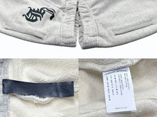 Load image into Gallery viewer, 極美品 CHROME HEARTS クロムハーツ Y NOT スウェットパンツ サイズL CHロゴパッチ スクロールラベルロゴ グレー 25SS 中古 4b005281