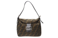 画像をギャラリービューアに読み込む, 極美品 FENDI フェンディ マンマバケット ワンショルダーバッグ 26426 ズッカ柄 縦長 シルバー金具 中古 4b005345