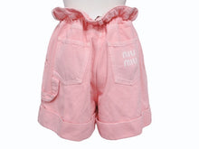 Load image into Gallery viewer, 極美品 MIUMIU ミュウミュウ デニムショーツ ショートパンツ MP1565 1Z7Y サイズ38 ピンク ロゴプリント 中古 4b005384