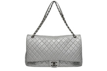 Load image into Gallery viewer, 新品同様 CHANEL シャネル ジャンボ マトラッセ ショルダーバッグ シルバー チェーンショルダー デカマト 中古 4b005394
