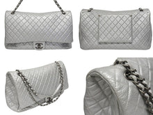 Load image into Gallery viewer, 新品同様 CHANEL シャネル ジャンボ マトラッセ ショルダーバッグ シルバー チェーンショルダー デカマト 中古 4b005394