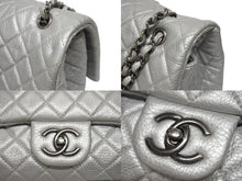Load image into Gallery viewer, 新品同様 CHANEL シャネル ジャンボ マトラッセ ショルダーバッグ シルバー チェーンショルダー デカマト 中古 4b005394