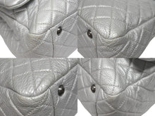 Load image into Gallery viewer, 新品同様 CHANEL シャネル ジャンボ マトラッセ ショルダーバッグ シルバー チェーンショルダー デカマト 中古 4b005394