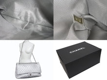 Load image into Gallery viewer, 新品同様 CHANEL シャネル ジャンボ マトラッセ ショルダーバッグ シルバー チェーンショルダー デカマト 中古 4b005394
