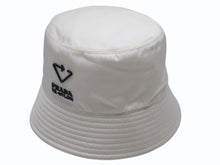 画像をギャラリービューアに読み込む, PRADA プラダ バケットハット 帽子 トライアングルロゴプレート 1HC137 ナイロン ホワイト ブラック サイズM 美品 中古 4b005418