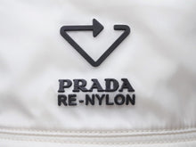 画像をギャラリービューアに読み込む, PRADA プラダ バケットハット 帽子 トライアングルロゴプレート 1HC137 ナイロン ホワイト ブラック サイズM 美品 中古 4b005418