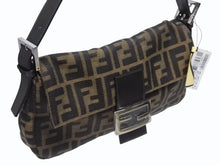 画像をギャラリービューアに読み込む, 極美品 FENDI フェンディ ハンドバッグ ズッカ柄 マンマバケット ブラウン キャンバス レザー 25124 シルバー金具 中古 4b005465
