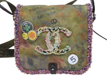 Load image into Gallery viewer, 極美品 CHANEL シャネル エンブロイダリー グラフィティ ショルダーバッグ A92789 ココマーク 21番台 カーキ 中古 4b005470